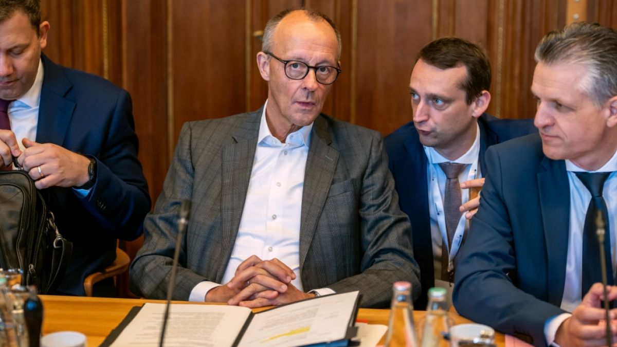 Nacht nur acht Monaten ist Jacob Schrot (2.v.r.) seinen Job als B&uuml;roleiter bei Bundeskanzler Friedrich Merz los. (Foto)