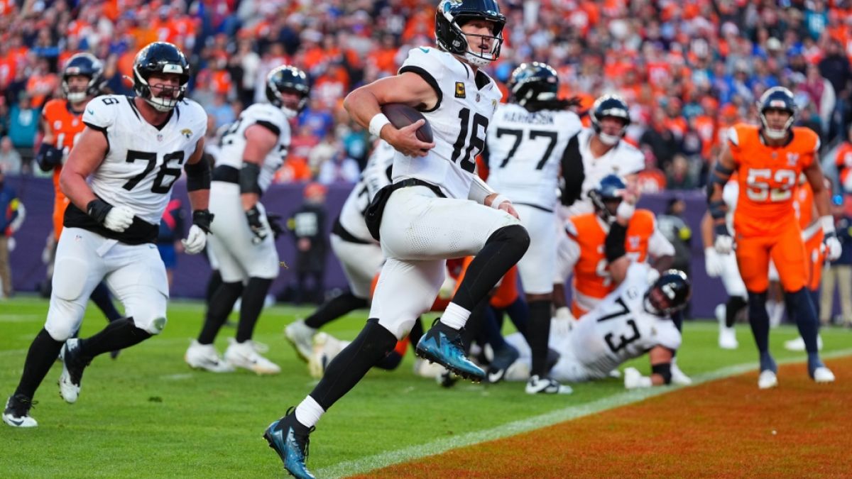 Trevor Lawrence von den Jacksonville Jaguars l&auml;uft in die Endzone der Denver Broncos, am 21.12.2025. (Symbolbild) (Foto)
