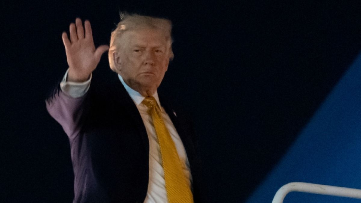 Donald Trump hatte einem Bericht zufolge mit den Stufen der Air Force One zu k&auml;mpfen. (Foto)