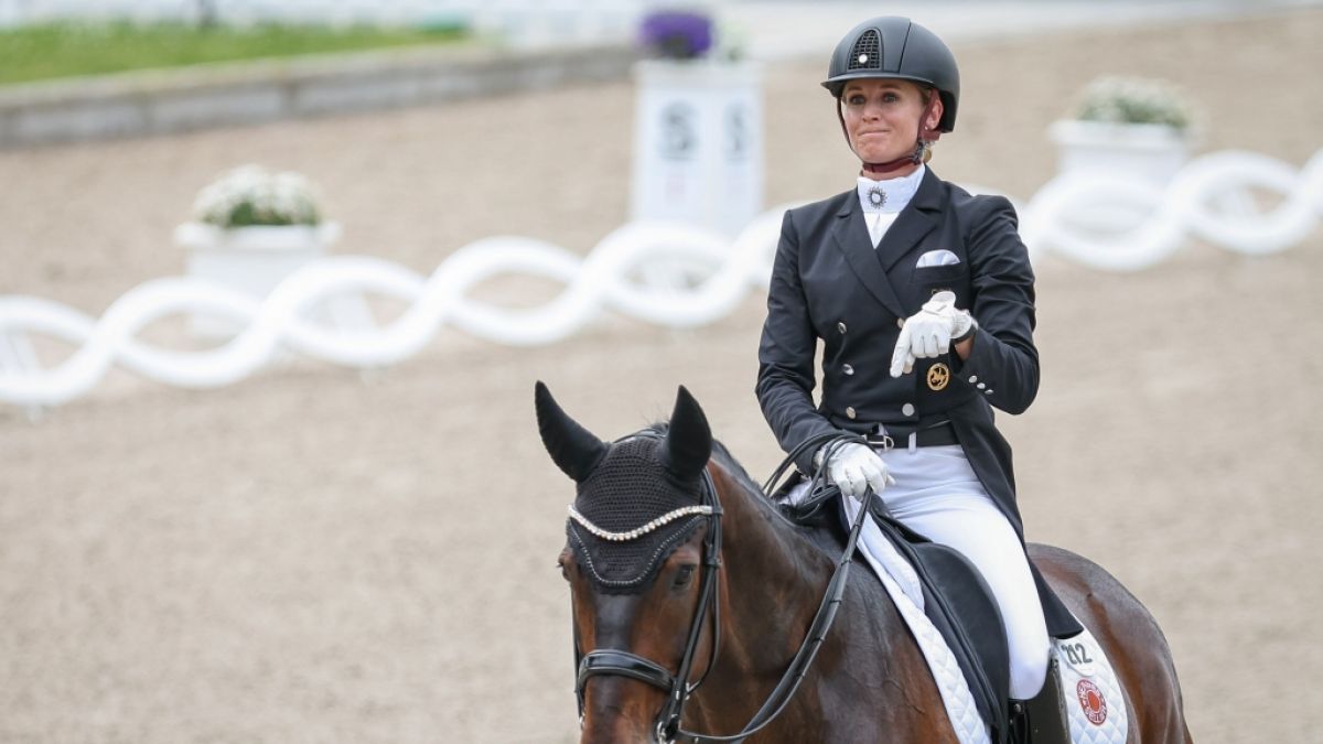 Traurige Nachrichten bei der deutschen Dressurreiterin Jessica von Bredow-Werndl: Ihr Pferd Diallo ist gestorben. (Foto)