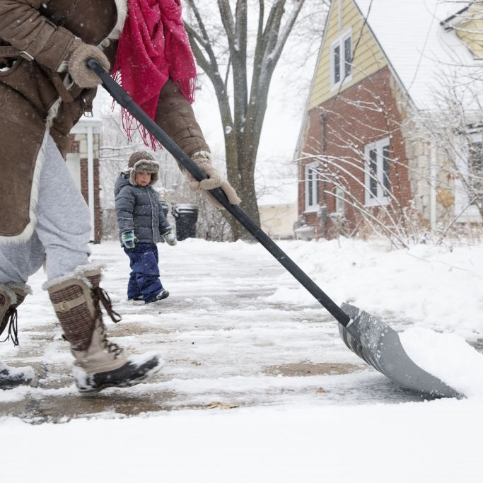 Hohe Bußgelder drohen - Darum immer direkt Schnee schieben