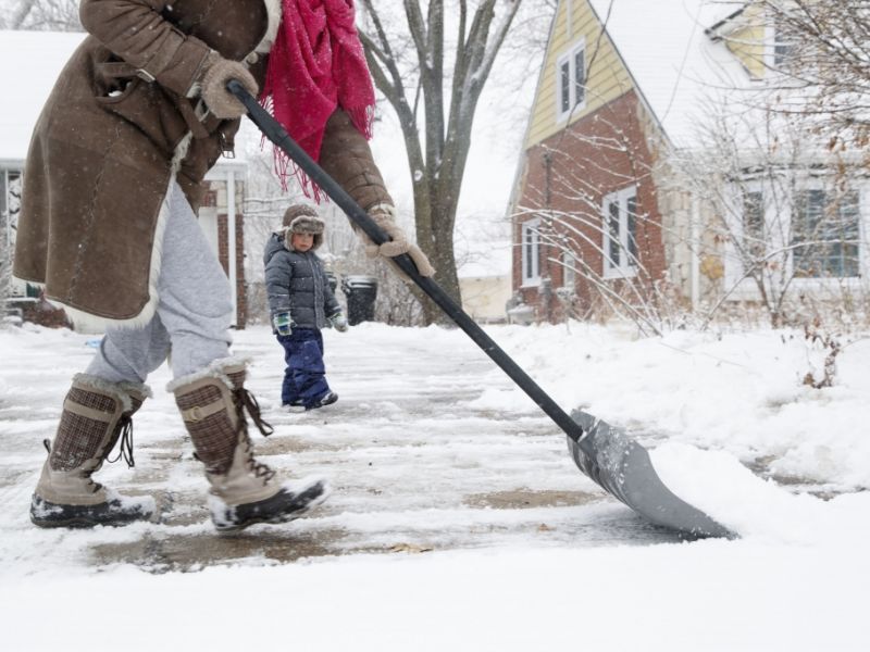 Vorsicht Glätte: Hohe Bußgelder drohen - Darum immer direkt Schnee schieben