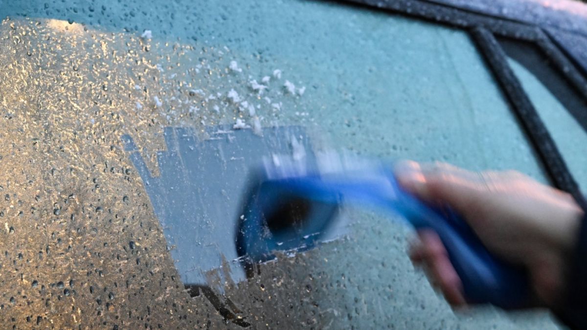 Auch nach sorgf&auml;ltigem Eiskratzen bleibt h&auml;ufig noch Kondenswasser auf der Scheibe. (Foto)