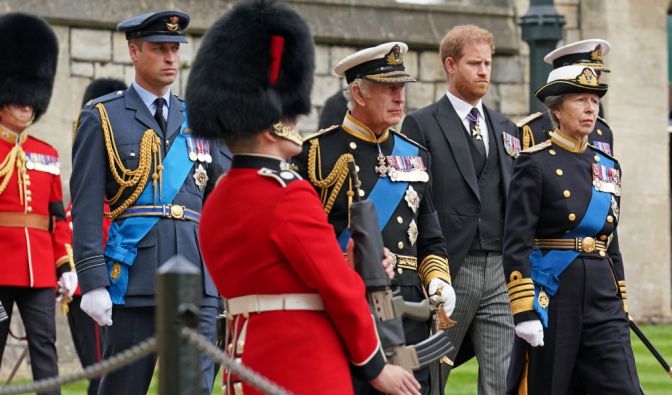 Prinz Harry: Neues Enthüllungsbuch bringt Finanzforderungen ans Licht.