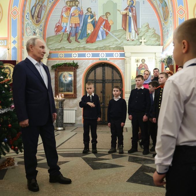 Wladimir Putin schreckt selbst zum orthodoxen Weihnachtsfest nicht davor zurück, kleine Kinder mit seiner Kriegspropaganda zu impfen.
