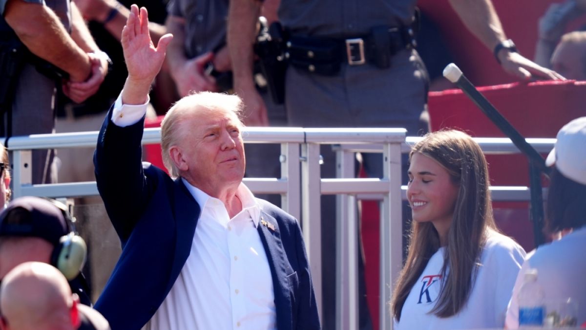 Trump-Enkelin Kai gemeinsam mit ihrem Gro&szlig;vater Donald Trump. (Foto)
