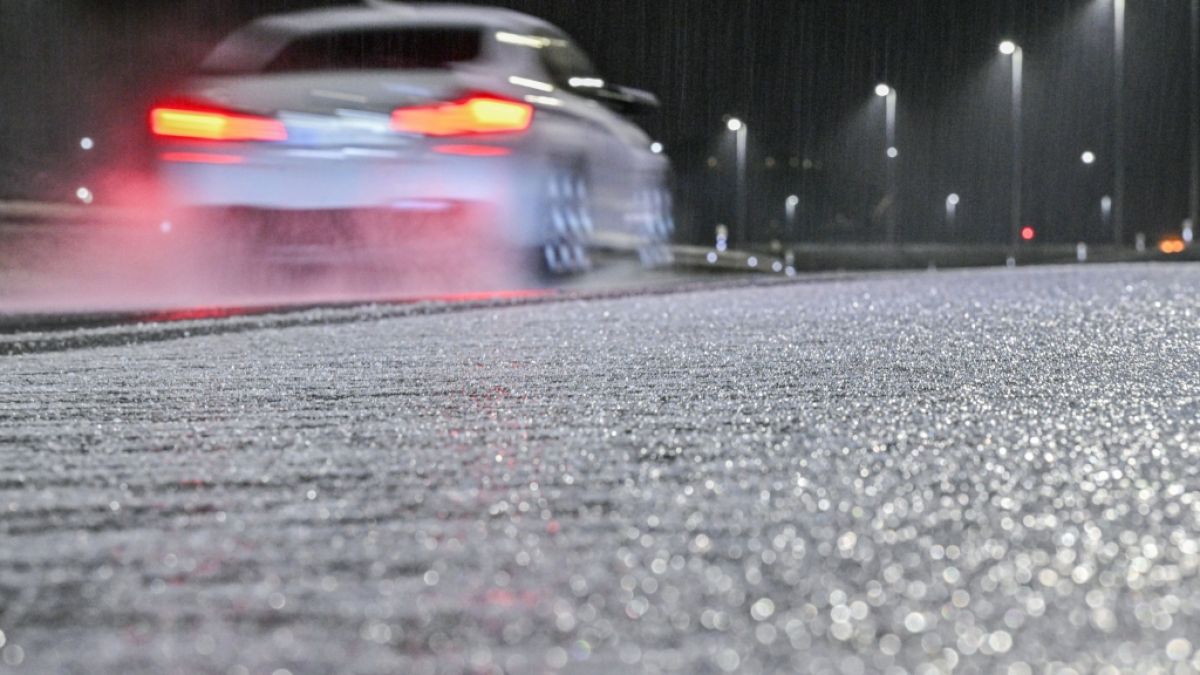 Bei Glatteis und Schnee kann jede Autofahrt zum Risiko werden. (Foto)
