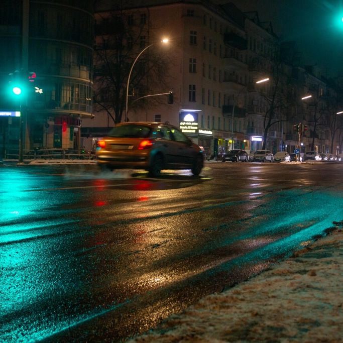 So schnell kann Glatteis auf der Straße zur Gefahr werden