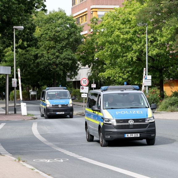 Niederbayern: Aufzuchtanlage und Waffen in Werkstatt gefunden – Kripo Passau ermittelt