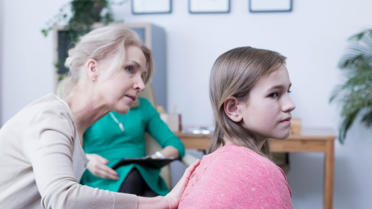 Eine Helikopter-Erziehung kann der Beziehung zwischen Elternteil und Kind schaden. (Foto)