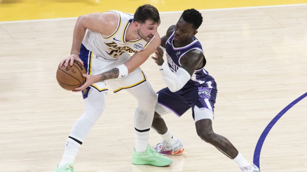 Luka Doncic im Zweikampf mit Dennis Schr&ouml;der. Nach dem Spiel soll es zu einer Auseinandersetzung gekommen sein. (Foto)