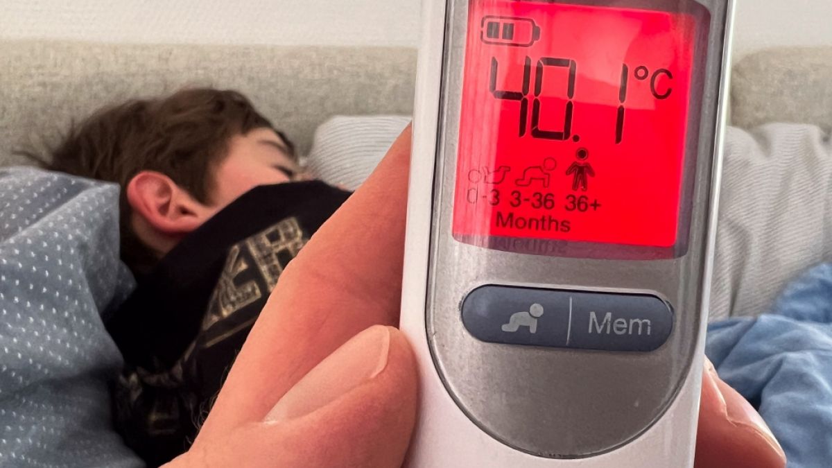 Ein Fieberthermometer zeigt die Temperatur von 40,1 Grad nach der Messung an einem Kind. (Symbolbild) (Foto)