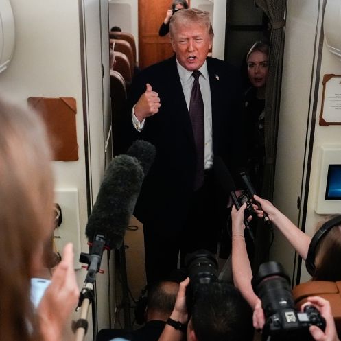 Donald Trump konnte sich einen Kommentar über Karoline Leavitt nicht verkneifen.