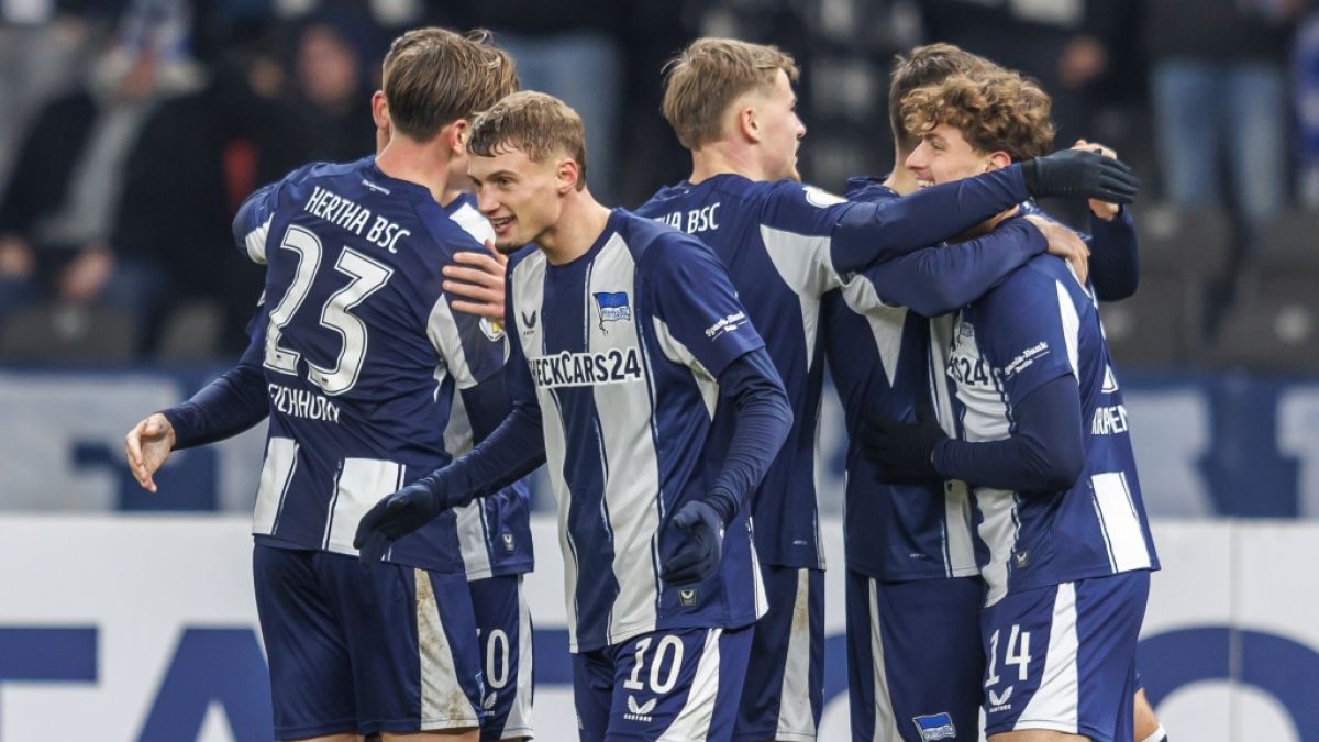 Die Spieler von Hertha BSC jubeln nach einem Treffer (Archivbild). (Foto)