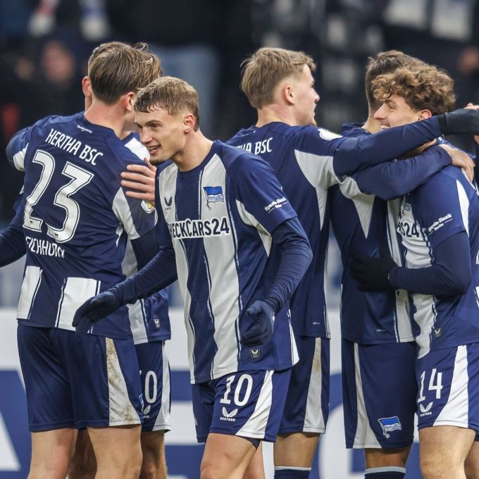 Die Spieler von Hertha BSC jubeln nach einem Treffer (Archivbild).