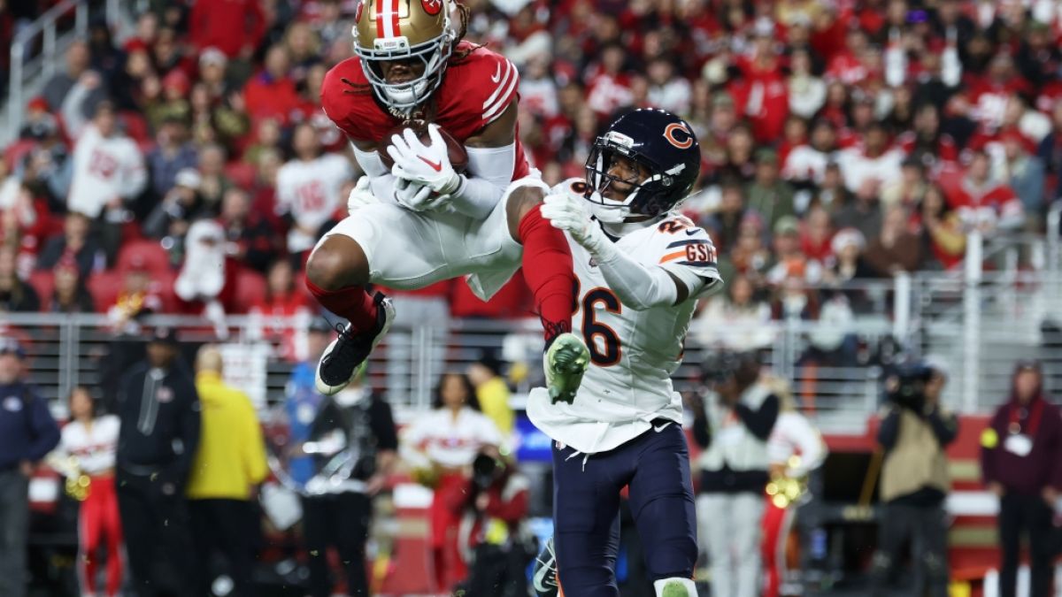 Demarcus Robinson (l) von den San Francisco 49ers springt mit dem Ball, am 28.12.2025. (Symbolbild) (Foto)