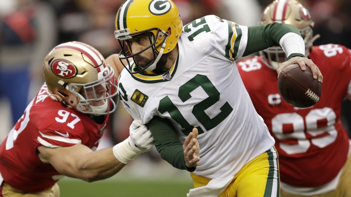 Nick Bosa (r) von den San Francisco 49ers tacklt den Quarterback der Green Bay Packers, Aaron Rodgers, am 19.01.2025. (Symbolbild) (Foto)