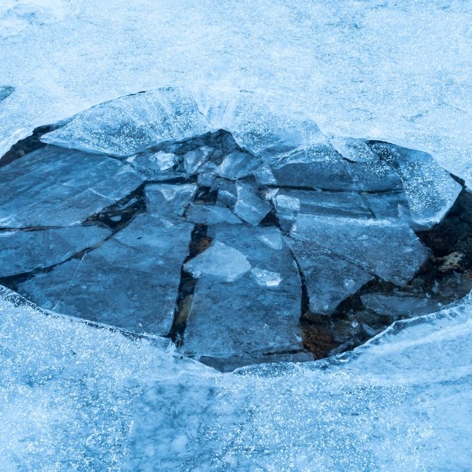 Beim Baden in einem eingefrorenen Teich kam es in Wismar zu einem Unglück.