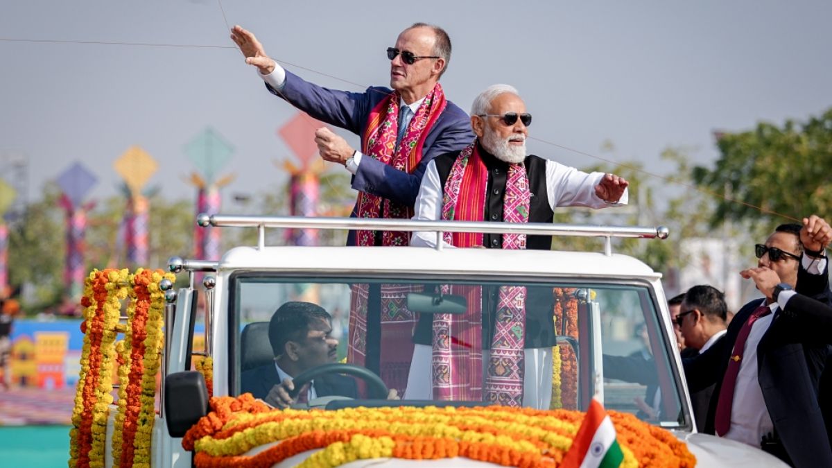 Narendra Modi (r), Premierminister von Indien, und Bundeskanzler Friedrich Merz besuchen ein Drachenfestival. (Foto)
