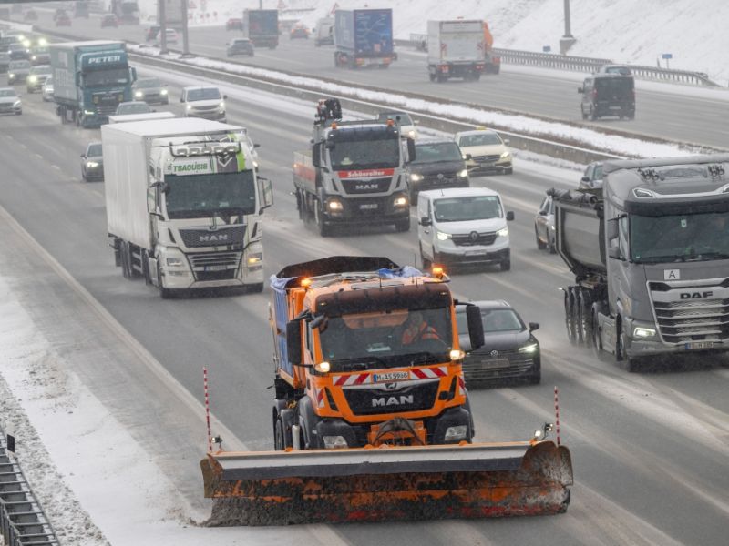 Glatteis-Chaos in Deutschland: 9 Massencrashs mit 38 Fahrzeugen – Notaufnahmen am Limit