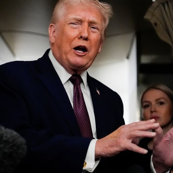 Geheimer Weltuntergangsflieger plötzlich in Los Angeles aufgetaucht