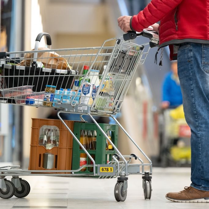 Ein Mann mit einem gefüllten Einkaufswagen. Die SPD will mit dem 