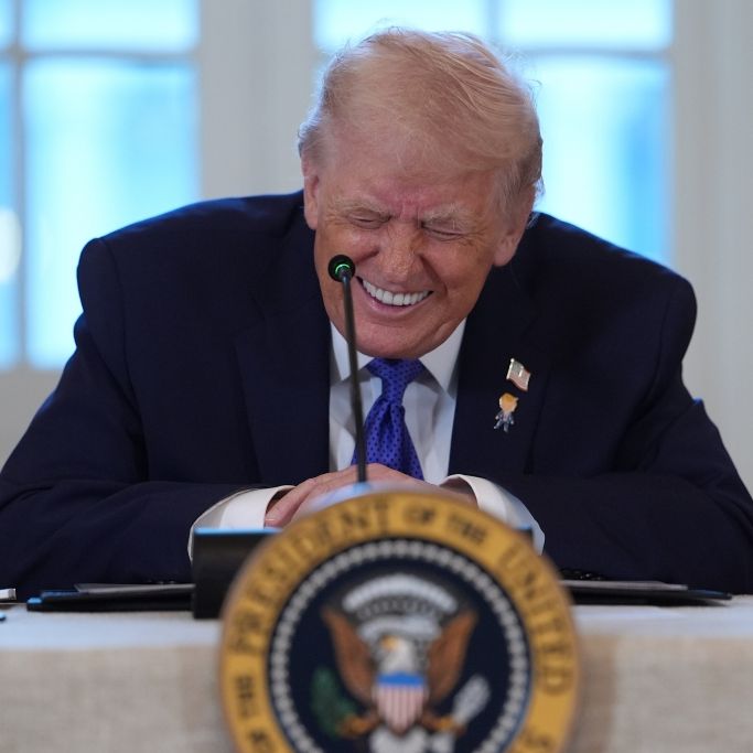 Mittelfinger-Eklat bei Fabrikbesuch - Arbeiter suspendiert