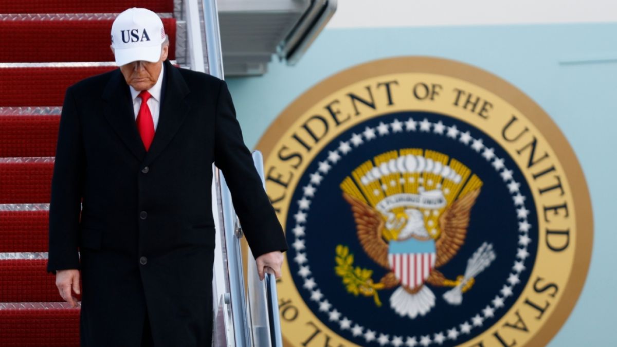 Donald Trump: Ex-Mitarbeiterin zieht vor Gericht und klagt gegen den Golfclub des Pr&auml;sidenten. (Foto)