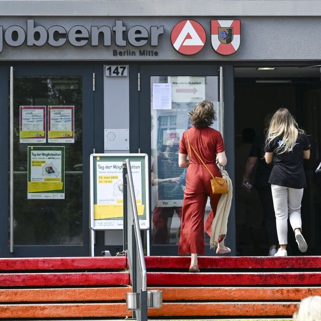 Schlagabtausch im Bundestag - Proteste gegen Reform-Pläne der Regierung