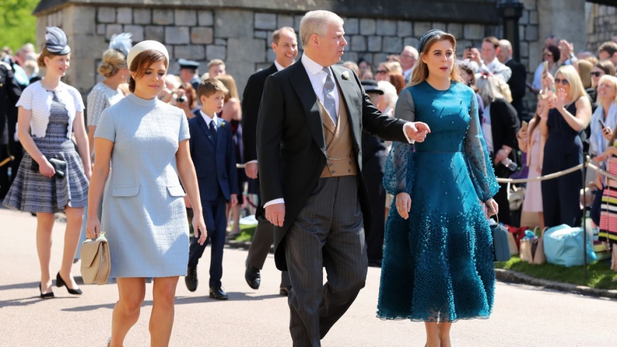 Aufgrund der Verfehlungen ihres Vaters Andrew Mountbatten Windsor schauen die Prinzessinnen Eugenie (li.) und Beatrice in Sachen Erbe in die R&ouml;hre, wie ein Experte vorrechnet. (Foto)