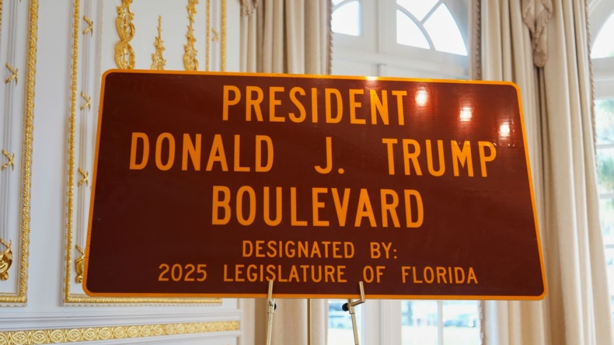 Ein Schild f&uuml;r den neu eingeweihten Teil des Southern Boulevard, den der Stadtrat von Palm Beach k&uuml;rzlich in "President Donald J. Trump Boulevard" umbenannt hat, ist bei einer Einweihungsfeier im Mar-a-Lago Club zu sehen. (Foto)