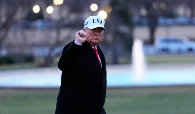 Donald Trump: Eskalation im Nato-Streit - Austrittsdrohung und Zoll-Ansage.