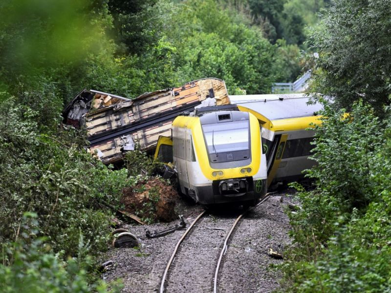 Schwere Zugkatastrophe in Spanien: Zwei Hochgeschwindigkeitszüge entgleisen – auch Deutsche unter den Todesopfern