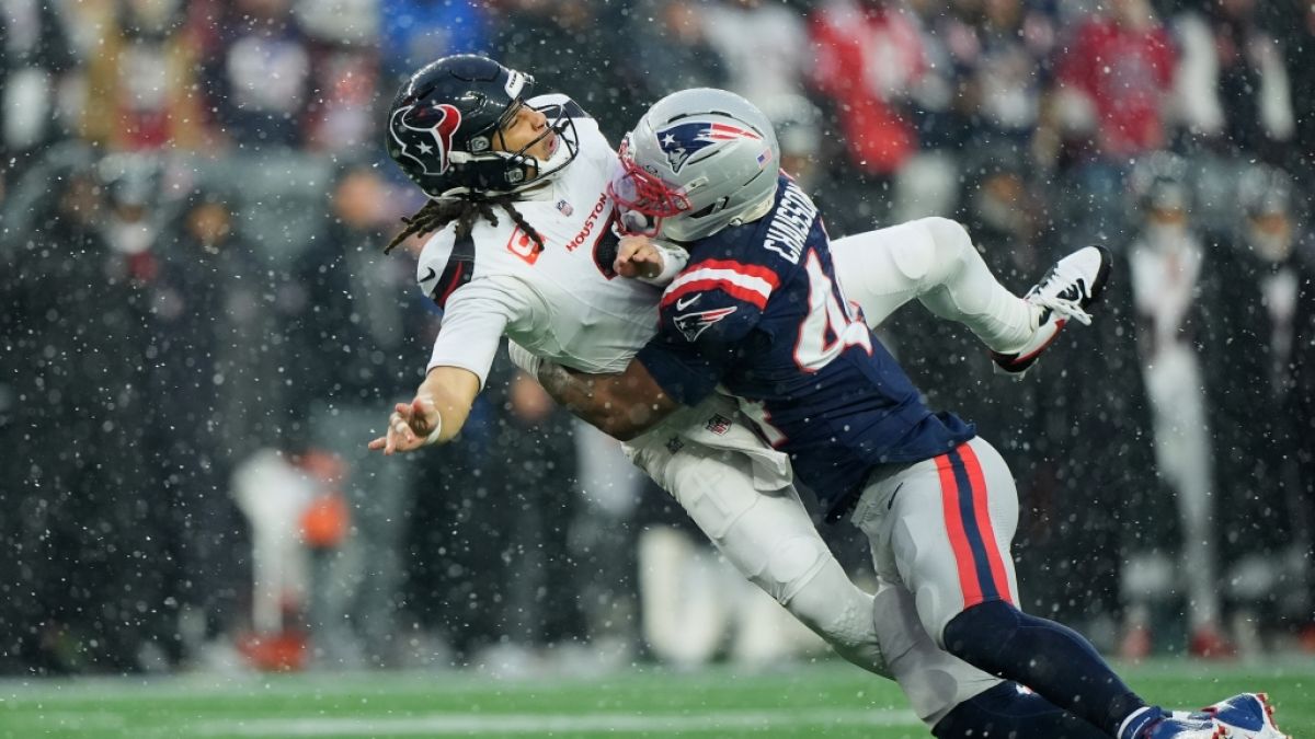 C.J. Stroud von den Houston Texans wird von dem Linebacker K'lavon Chaisson von den New England Patriots zu Boden gebracht, am 18.01.2026. (Symbolbild) (Foto)