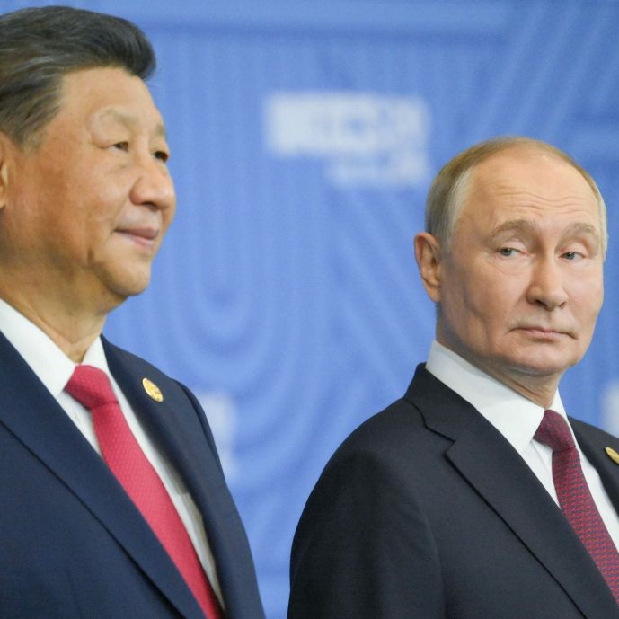 Chinas Präsident Xi Jinping (l.) ist Wladimir Putins (r.) Strom offenbar zu teuer geworden.