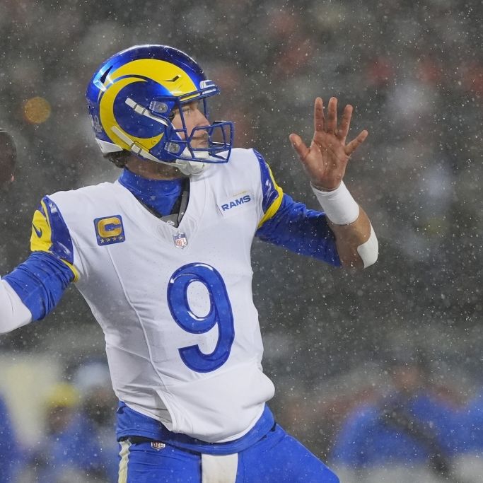 Matthew Stafford von den Los Angeles Rams wirft den Ball im Schnee, am 18.01.2026. (Symbolbild)
