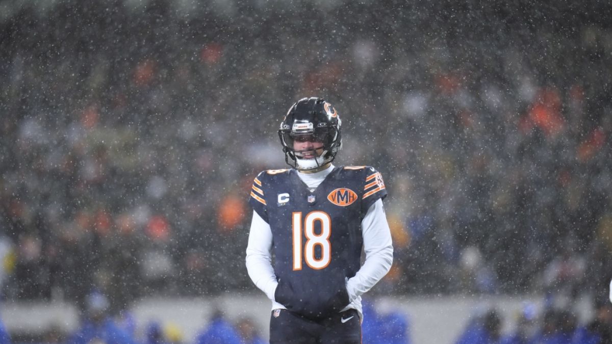Caleb Williams (Chicago Bears-Quarterback) schaut auf das Spielfeld, am 18.01.2026. (Symbolbild) (Foto)