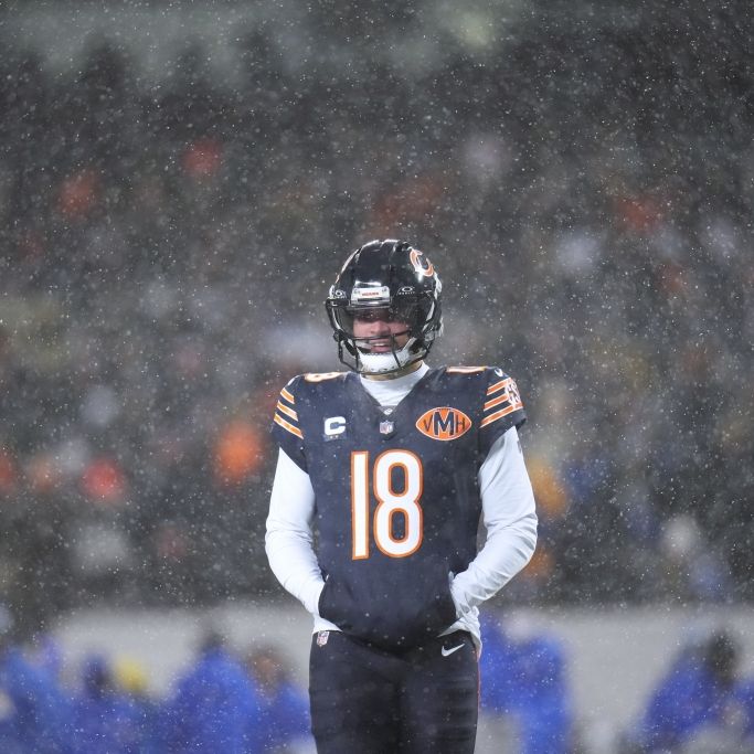 Caleb Williams (Chicago Bears-Quarterback) schaut auf das Spielfeld, am 18.01.2026. (Symbolbild)