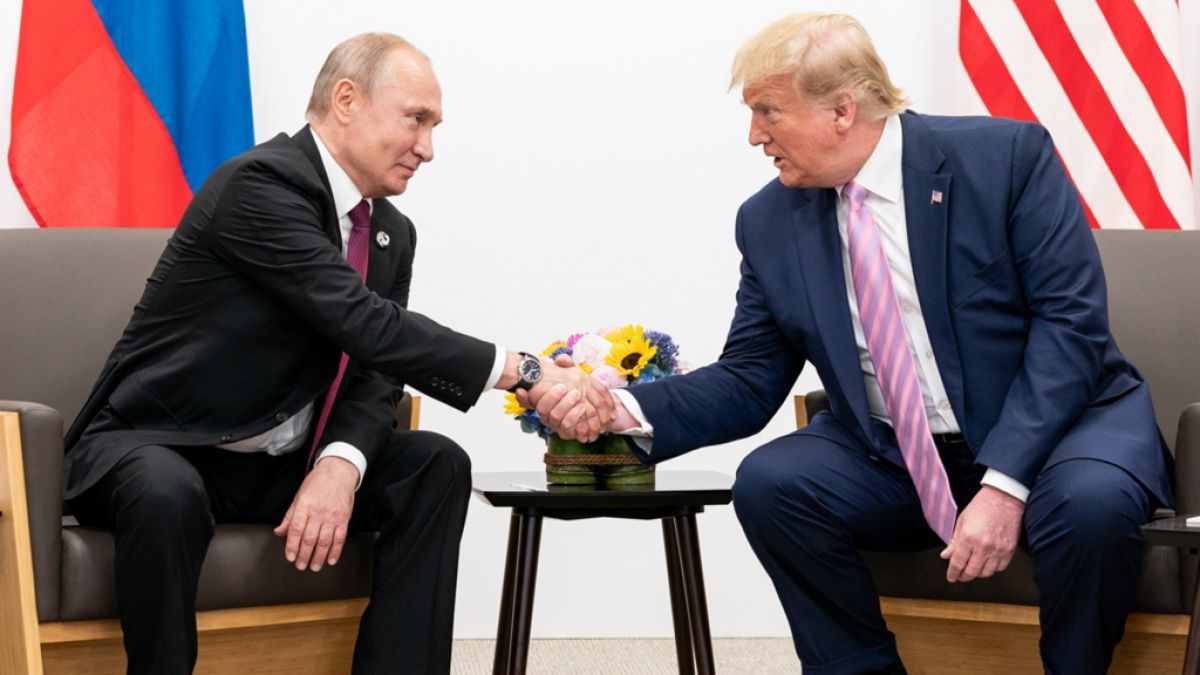 Donald Trump hat gro&szlig;e Pl&auml;ne mit Wladimir Putin: Wenn es nach dem US-Pr&auml;sidenten geht, soll der Kreml-Chef seinem neuem "Friedensrat" beitreten. (Foto)