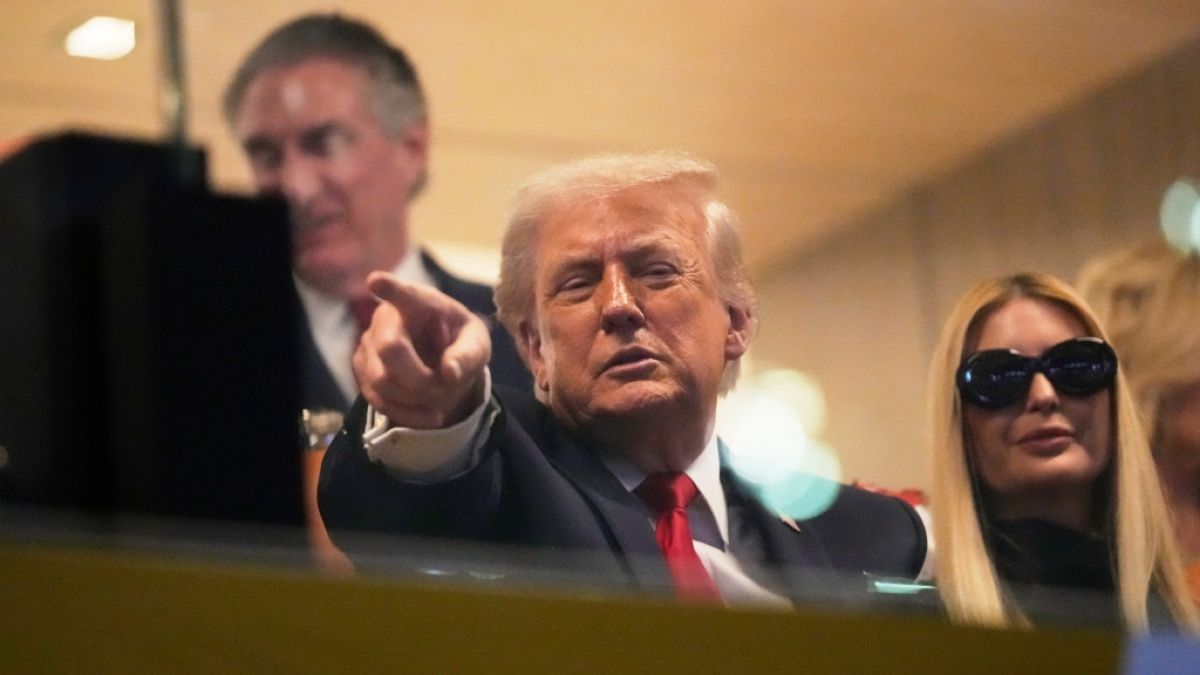 US-Pr&auml;sident Donald Trump mit seiner Tochter Ivanka Trump und seinen Enkeln beim College-Football-Playoff-National-Championship-Spiel zwischen Miami und Indiana. (Foto)