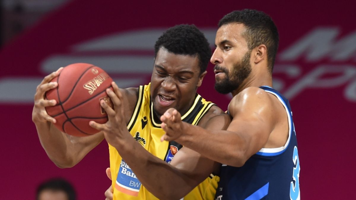 Ariel Hukporti verteidigt den Ball in der Basketball Bundesliga, am 28.06.2020. (Symbolbild) (Foto)