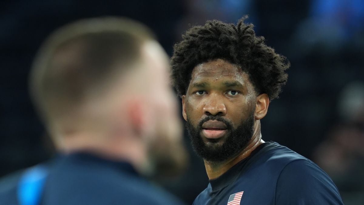 Joel Embiid schaut bei der Olympia in Paris in die Kamera, am 06.08.2024. (Symbolbild) (Foto)