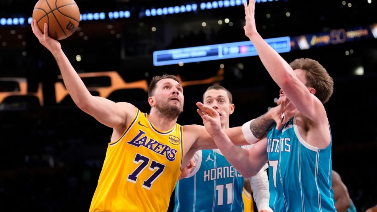 Luka Dončić von den LA Lakers verteidigt den Ball gegen Ryan Kalkbrenner und Kon Knueppel von den Charlotte Hornets, am 15.01.2026. (Symbolbild) (Foto)