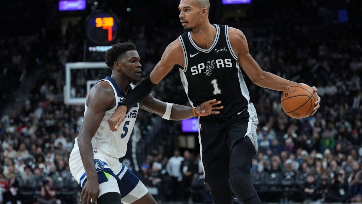 Victor Wembanyama von den San Antonio Spurs verteidigt den Ball gegen Anthony Edwards von den Minnesota Timberwolves, am 17.01.2026. (Symbolbild) (Foto)
