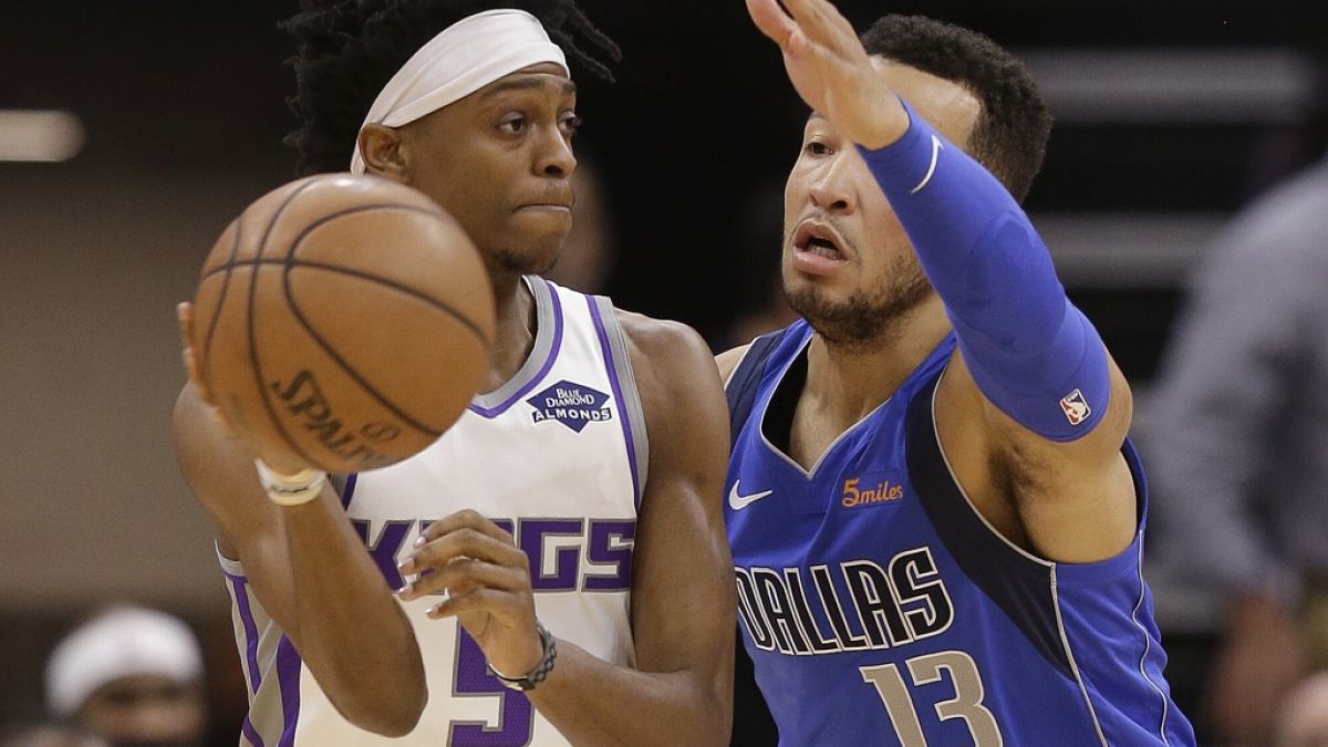De'aaron Fox (l) von den Sacramento Kings verteidigt den Ball gegen Jalen Brunson von den Dallas Mavericks, am 21.03.2019. (Symbolbild) (Foto)