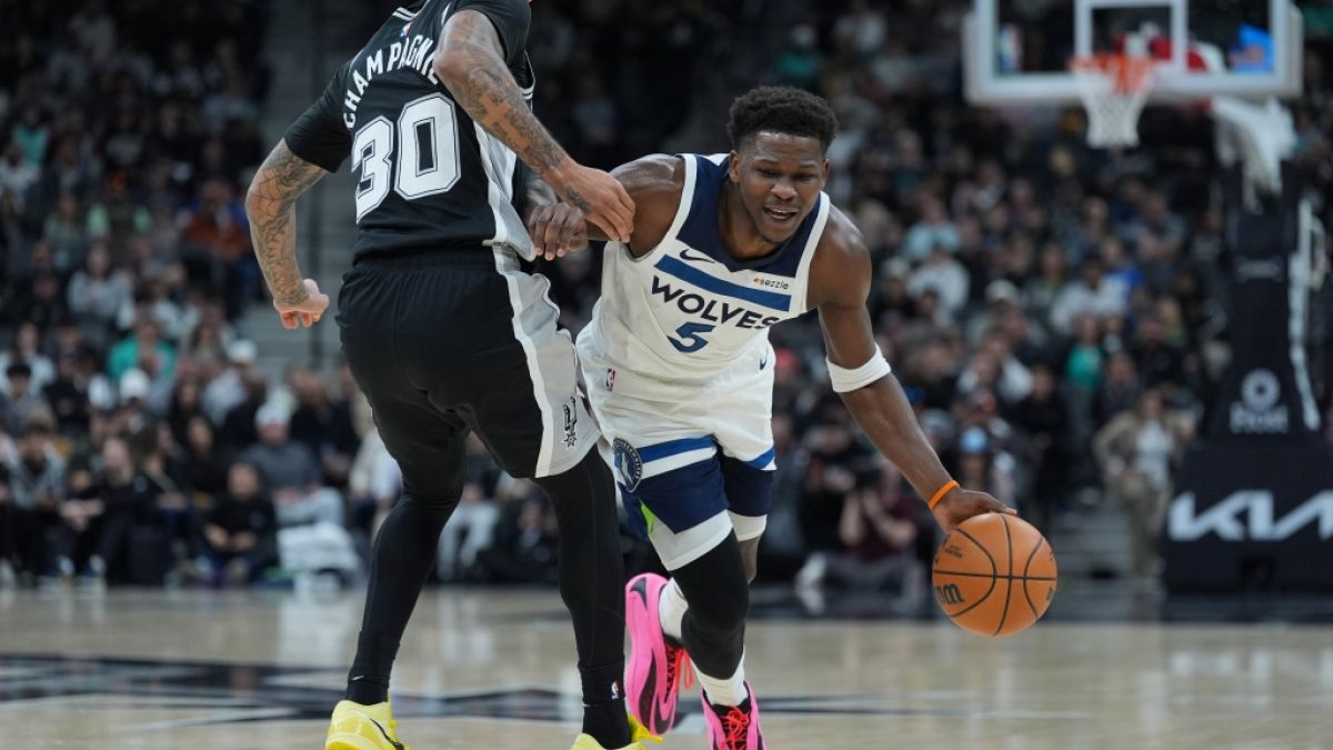 Julian Champagnie von den San Antonio Spurs versucht den Ball abzunehmen von Anthony Edwards von den Minnesota Timberwolves, am 17.01.2026. (Symbolbild) (Foto)