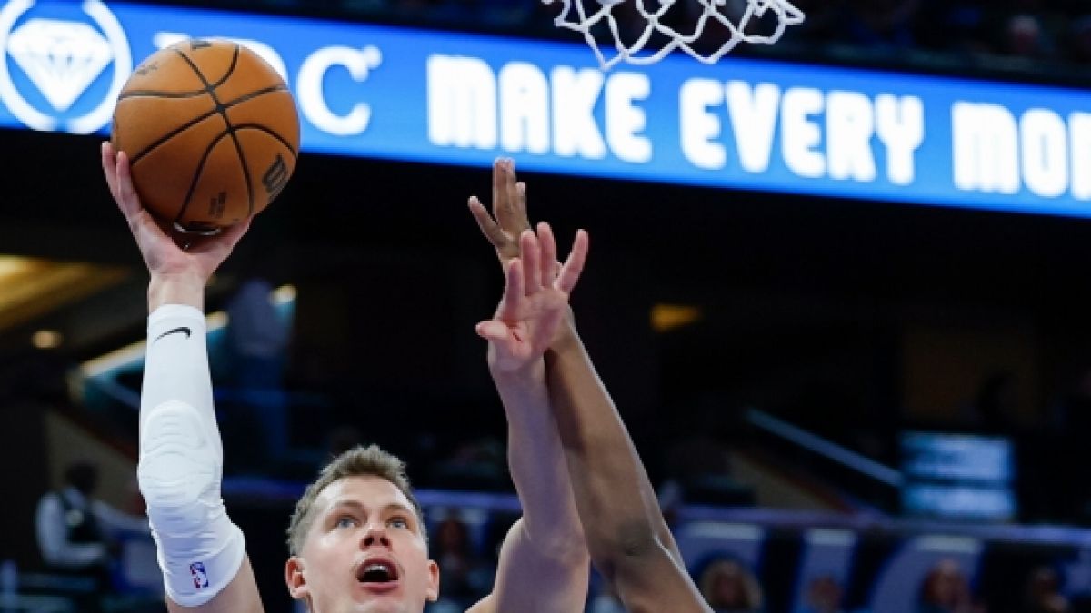 Derick Queen von den Ne Orleans Pelicans versucht den Ball zu blocken von Moritz Wagner von der Orlando Magic, am 11.01.2026. (Symbolbild) (Foto)