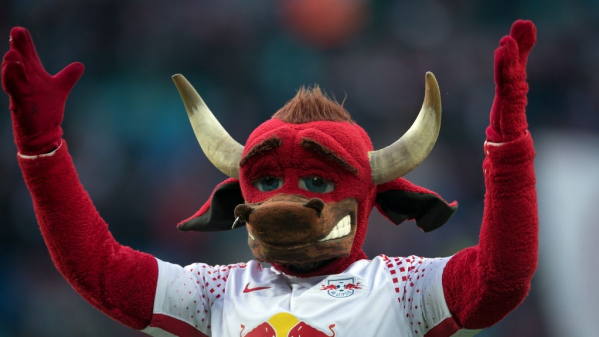 Bei jedem Heimspiel bringt das Leipziger Maskottchen "Bulli" die Fans in Stimmung. (Symbolbild) (Foto)