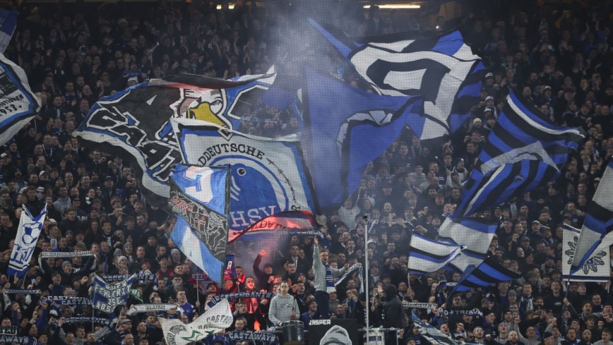 "Wenn wir auf der Nordtrib&uuml;ne steh'n, und unseren HSV spielen seh'n, dann feuern wir ihn an, so laut wie jeder kann." - So lautet die Devise der Fans bei jedem Heimspiel des Hamburger Sportvereins. (Foto)