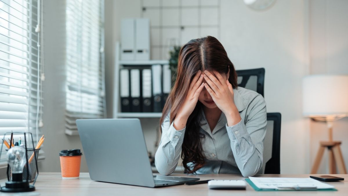 Wer sich immer unmotiviert und depressiv bei der Arbeit f&uuml;hlt, leidet eventuell unter Fr&uuml;hsymptomen eines Burnouts. (Foto)